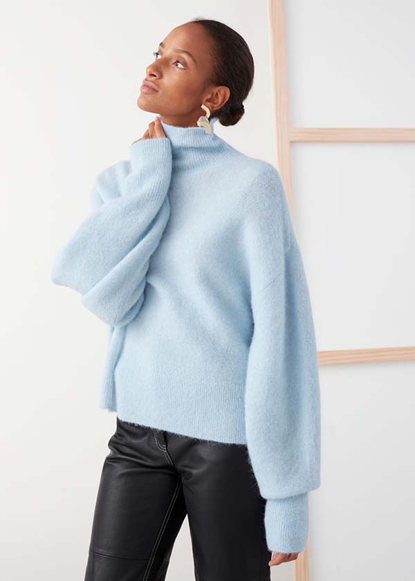 Sweter &OtherStories i skórzane spodnie